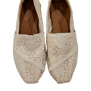 🎉HPx2🎉TOMS Canvas Lined Crochet Shoes-Natural Size 6.5 - Perfect for Weddings!